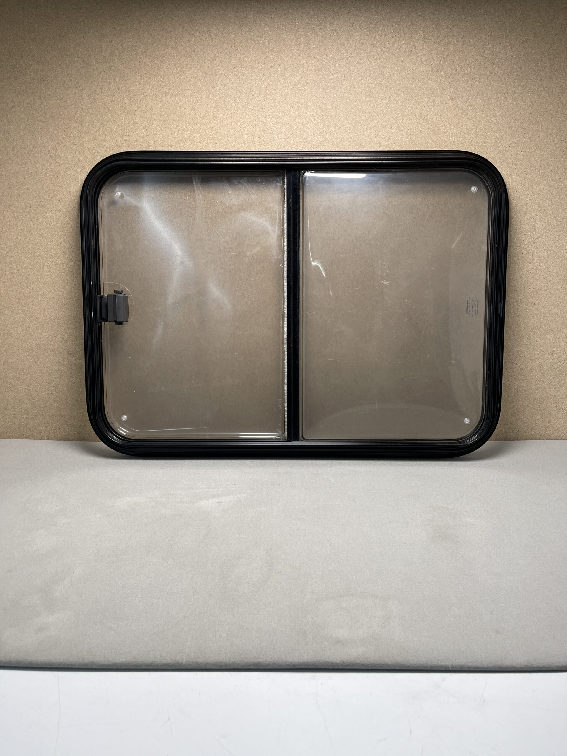 Dometic Schiebefenster 700x500mm schwarz – Ersatzteile für Wohnmobil