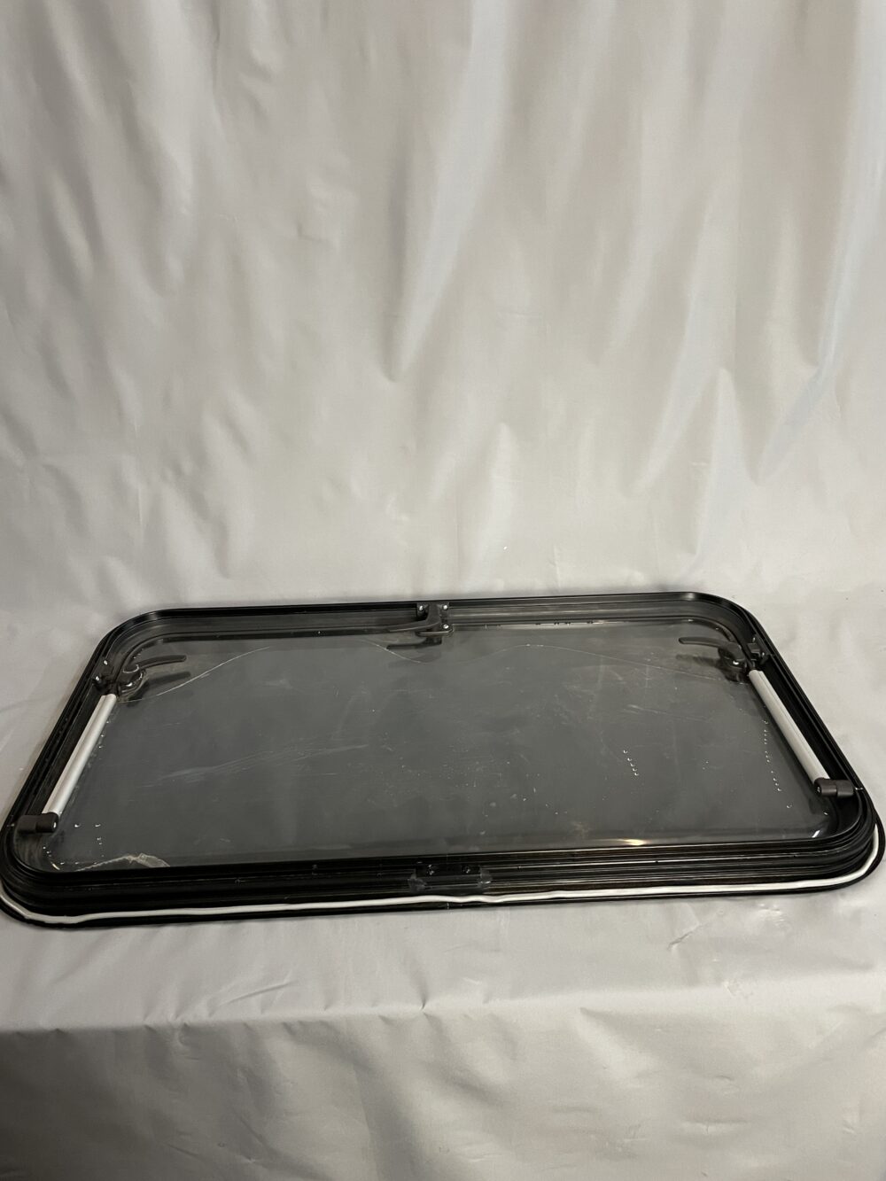Ausstellfenster mit Rahmen als Ersatzteilspender, 800 x 450 mm, Undicht!