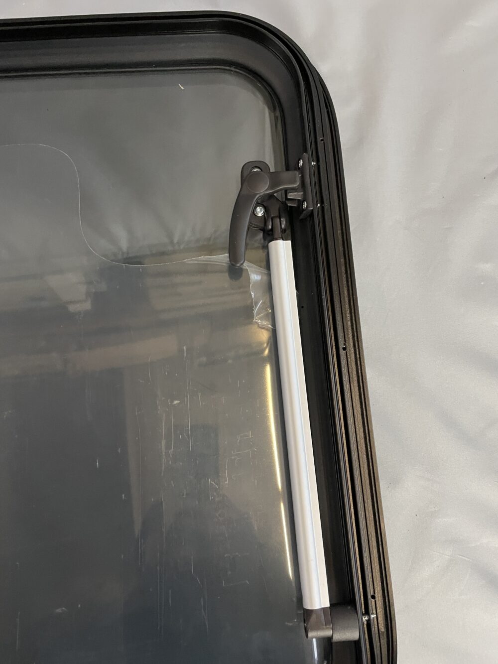 Dometic S7 P Ausstellfenster  900 x 520 mm, schwarz getönte Scheibe