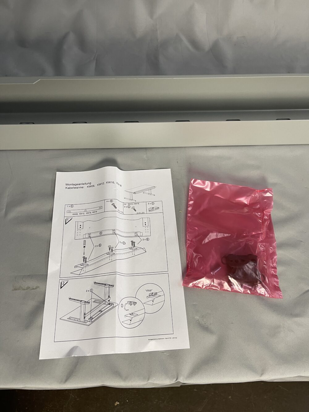 Schreibtisch Kabelwanne horizontal silber inkl. Anleitung + Schrauben
