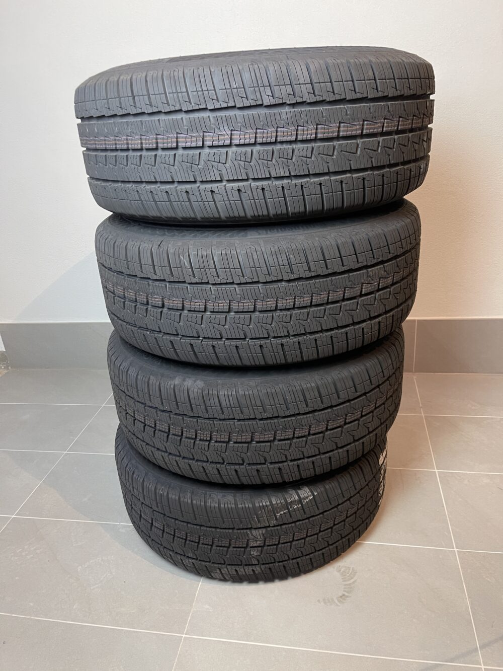 Continental VanContact Camper Kompletträder 255/55 R18 CP schwarz 4 Stück