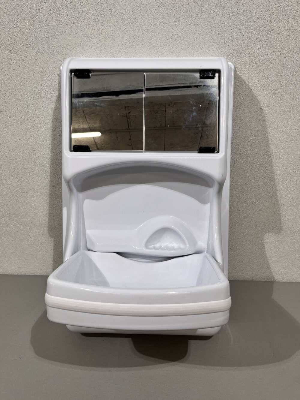 Reimo Klappwaschbecken ca. 75x50 cm weiß mit Spiegel und Stauraum