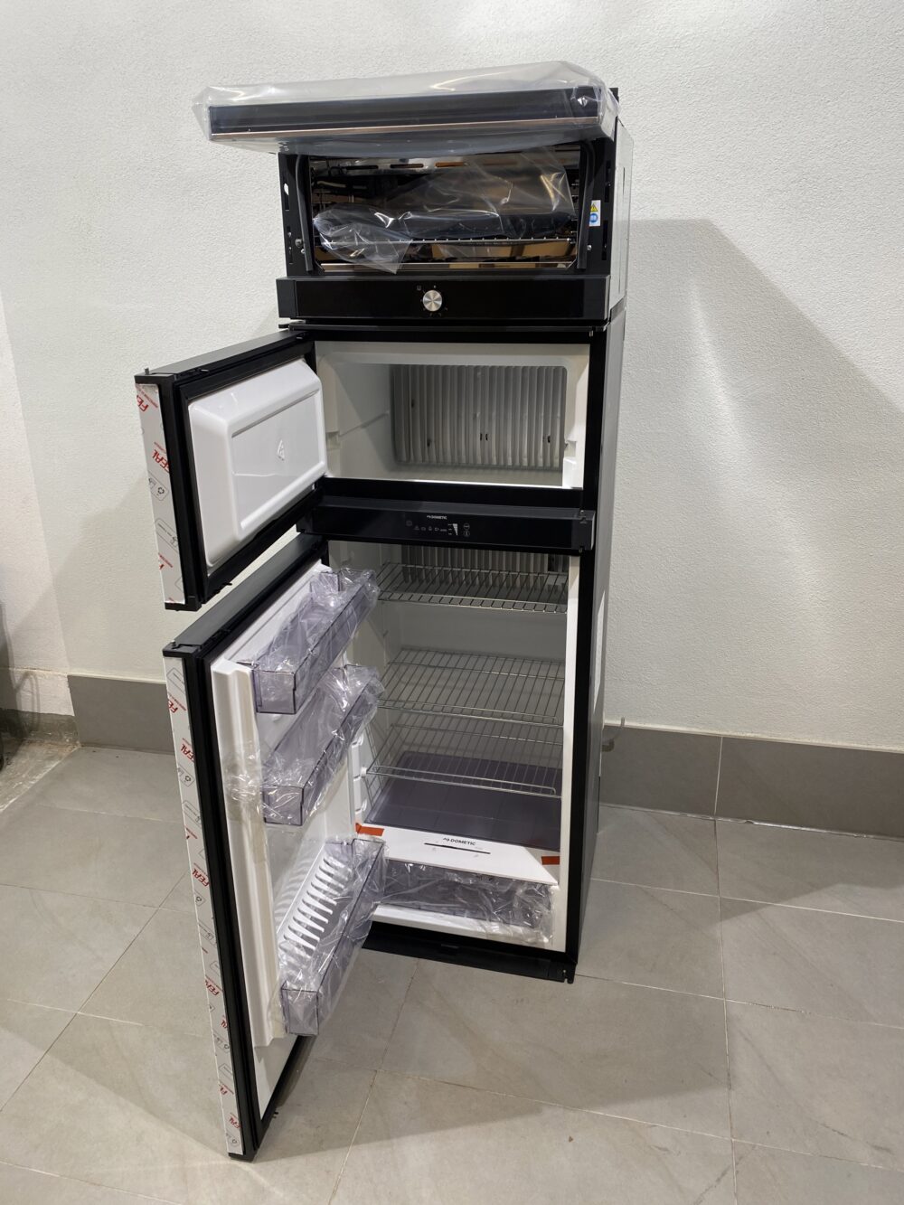 Dometic RMDT 10.5 x Kühlschrank mit Gefrierfach und Backofen