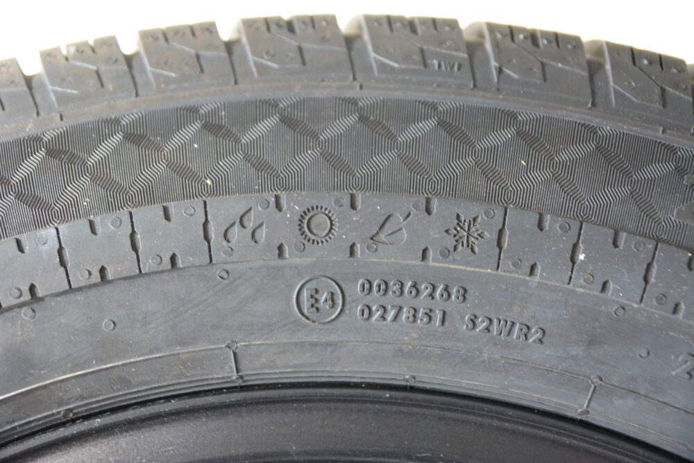 Continental Van Contact Camper 255/55R18