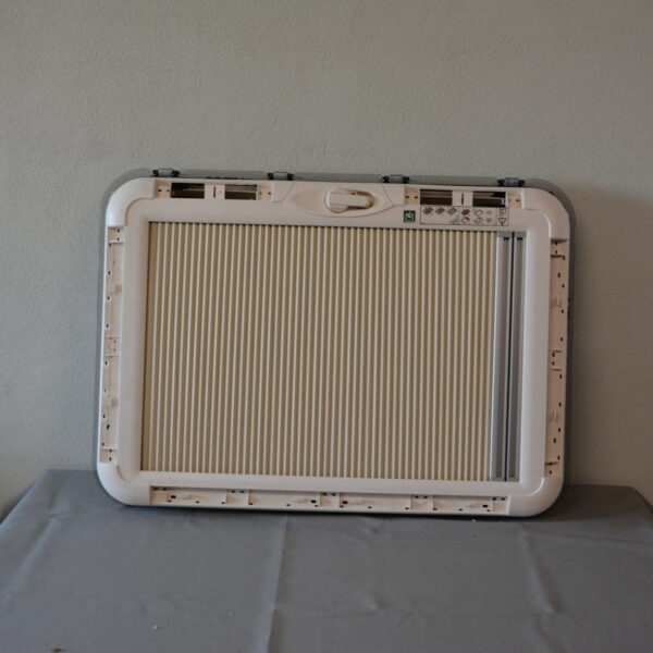 Dometic Heki mit Rollo und Fliegengitter