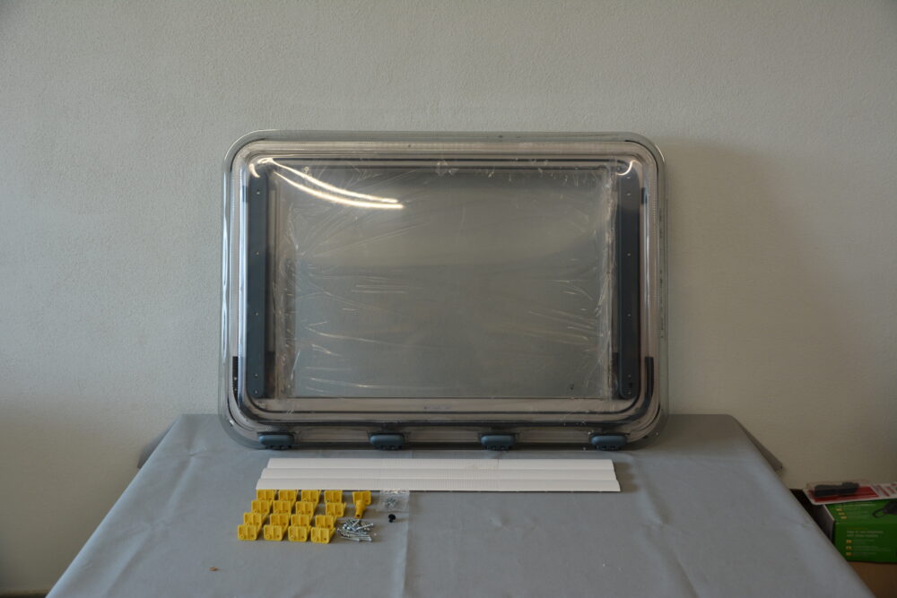 Dometic Heki mit Rollo und Fliegengitter