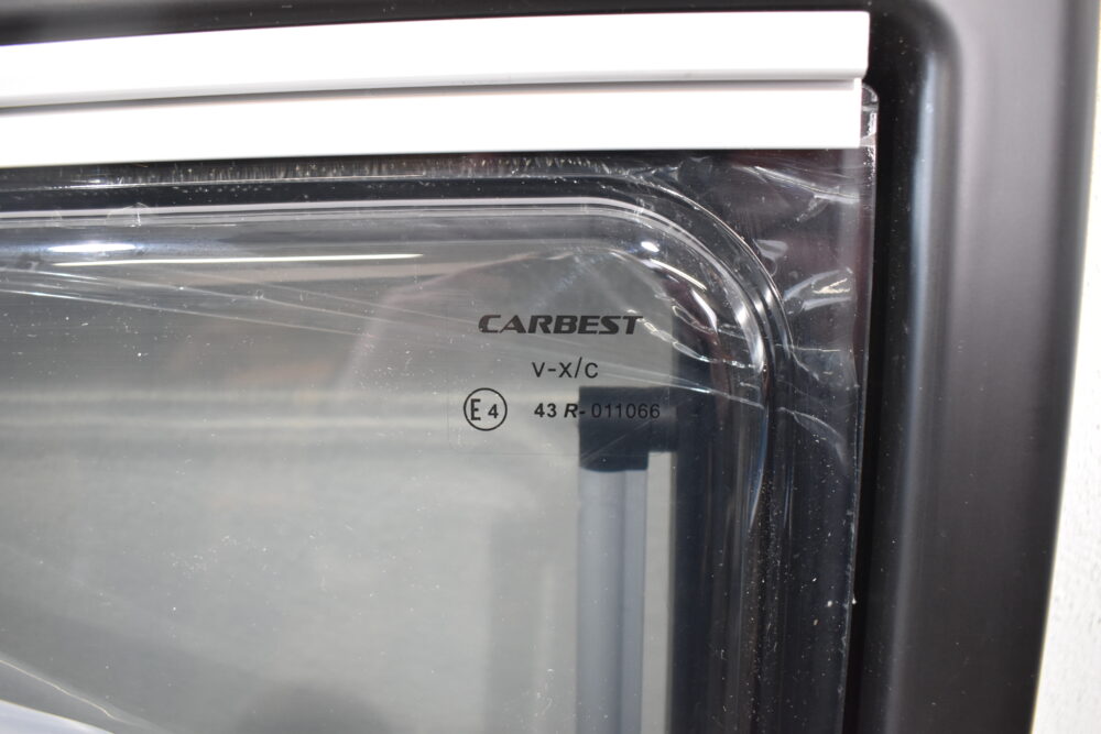Carbest Ausstellfenster mit Verdunklungssystem und Insektenschutz 900x450 mm