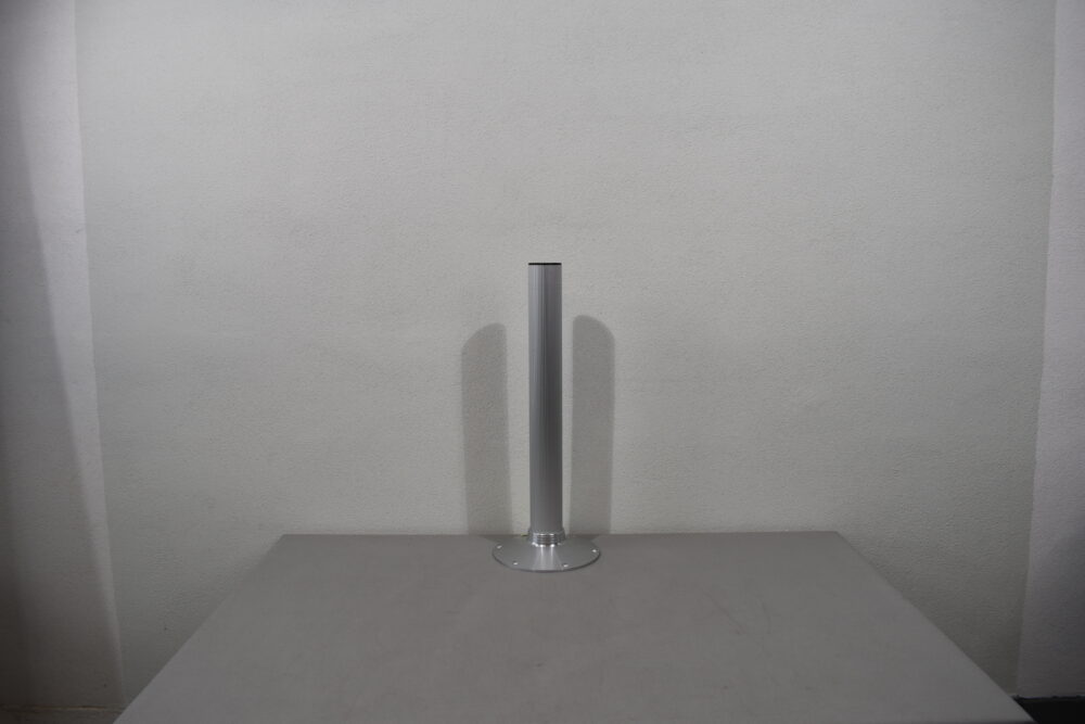 Tischfuß-Achsrohr mit Sockel 660mm grau