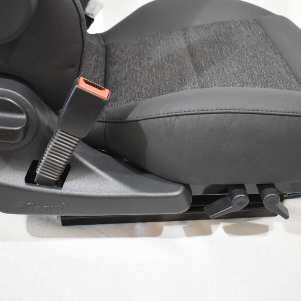 Aguti Fahrersitz Gis-Lounge F; schwarz (Kunstleder)/grau (Stoff)