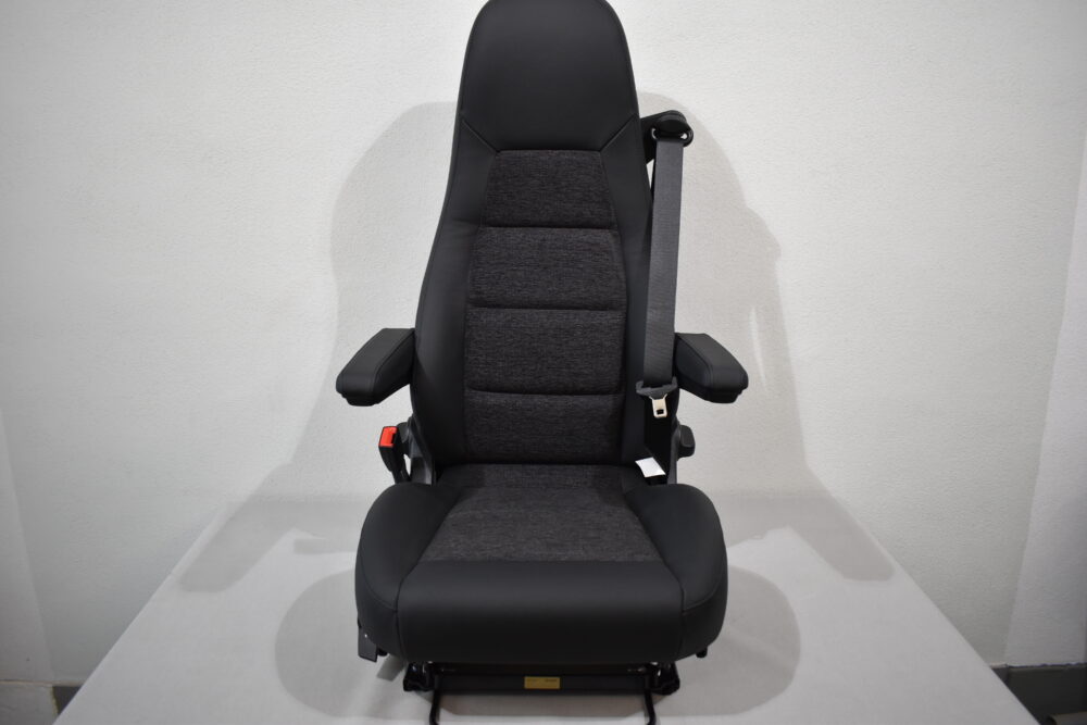 Aguti Fahrersitz Gis-Lounge F; schwarz (Kunstleder)/grau (Stoff)