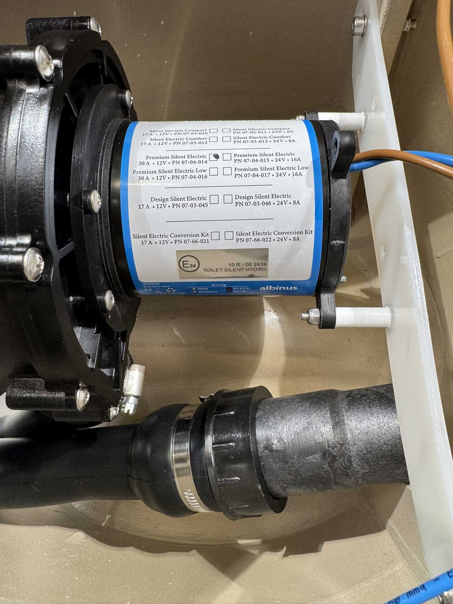 Albinus Marine Keramik-Zerhacker-Toilette für Wohnmobil PN 07-04-014 – Bild 9