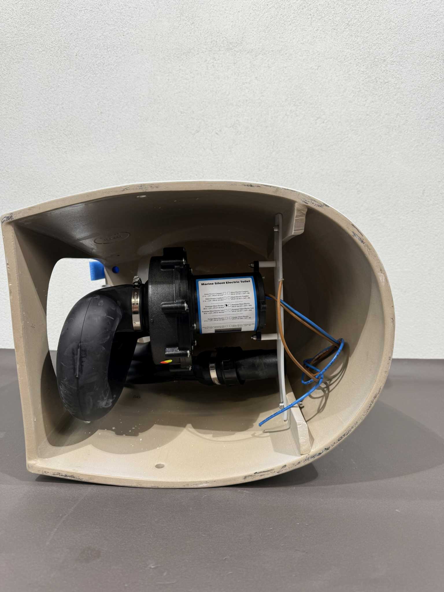 Albinus Marine Keramik-Zerhacker-Toilette für Wohnmobil PN 07-04-014 – Bild 7