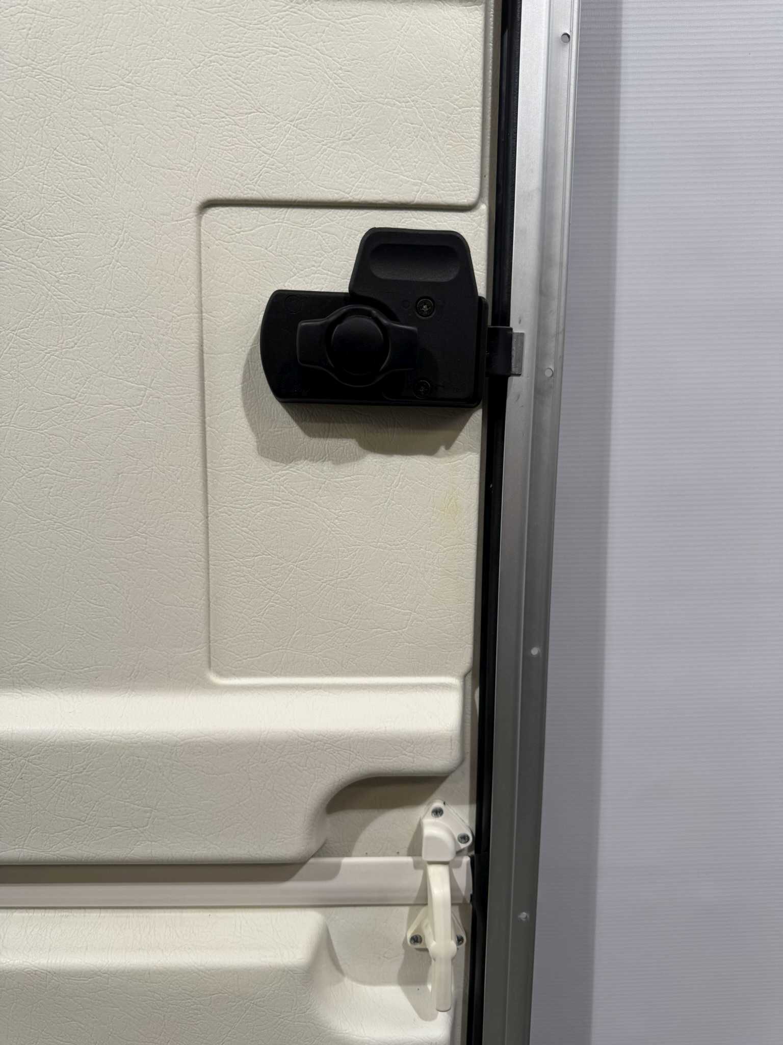Hymer Aufbautür für Wohnwagen 1731x544mm Hammerschlagblech 2-teilig – Bild 9
