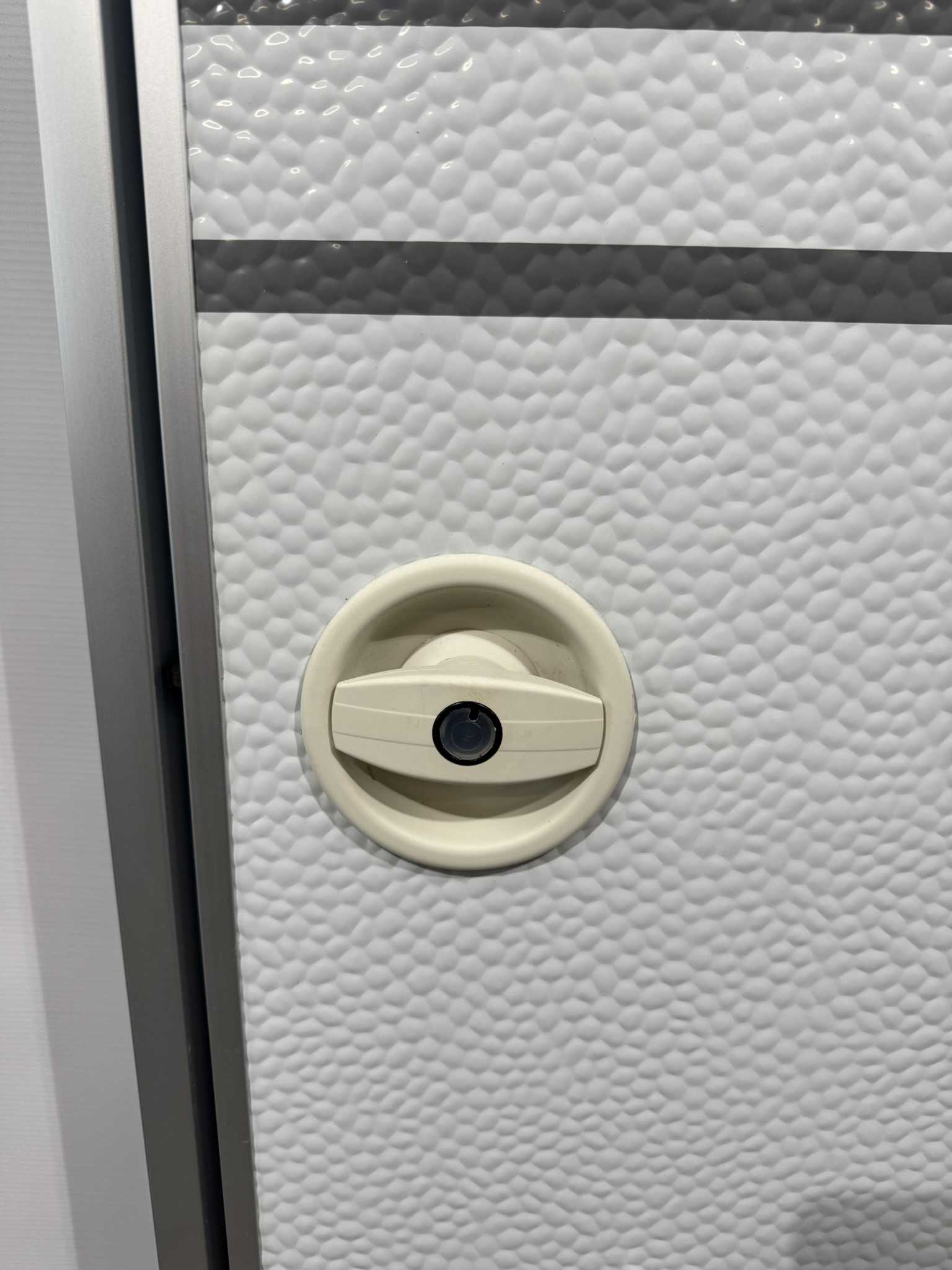 Hymer Aufbautür 2-teilig Hammerschlag 1750x545mm – Bild 3
