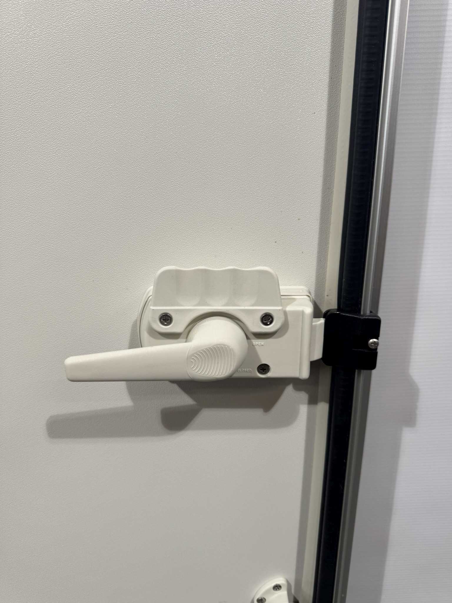 Hymer Aufbautür 2-teilig Hammerschlag 1750x545mm – Bild 7