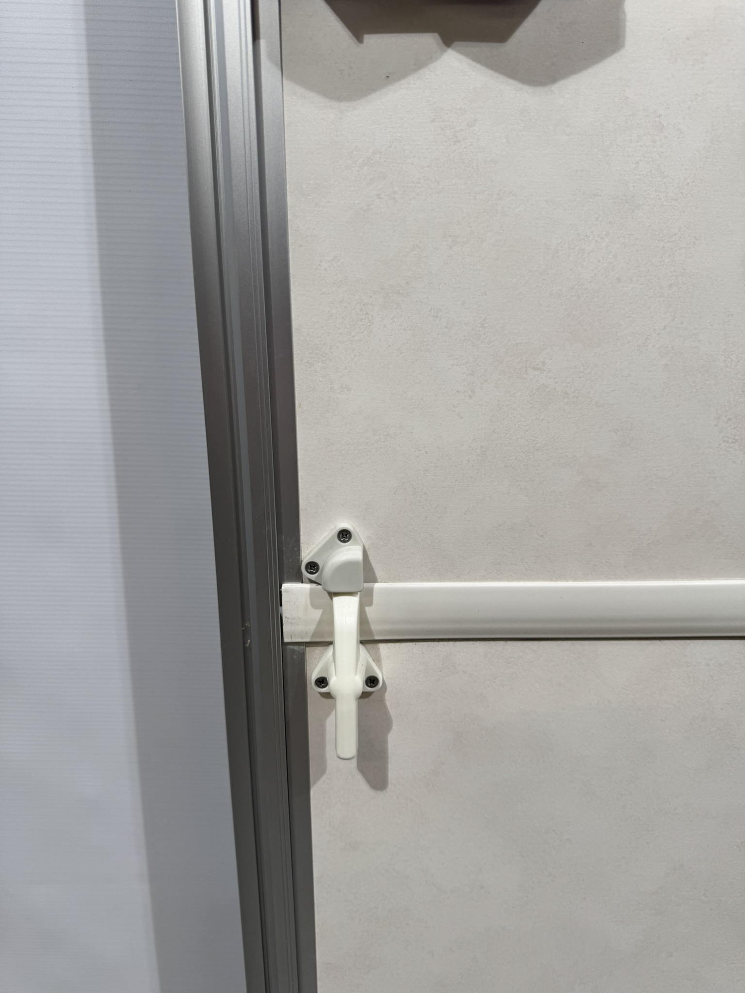 Hymer Aufbautür 1740x555mm weiß 2-teilig Hammerschlag – Bild 9