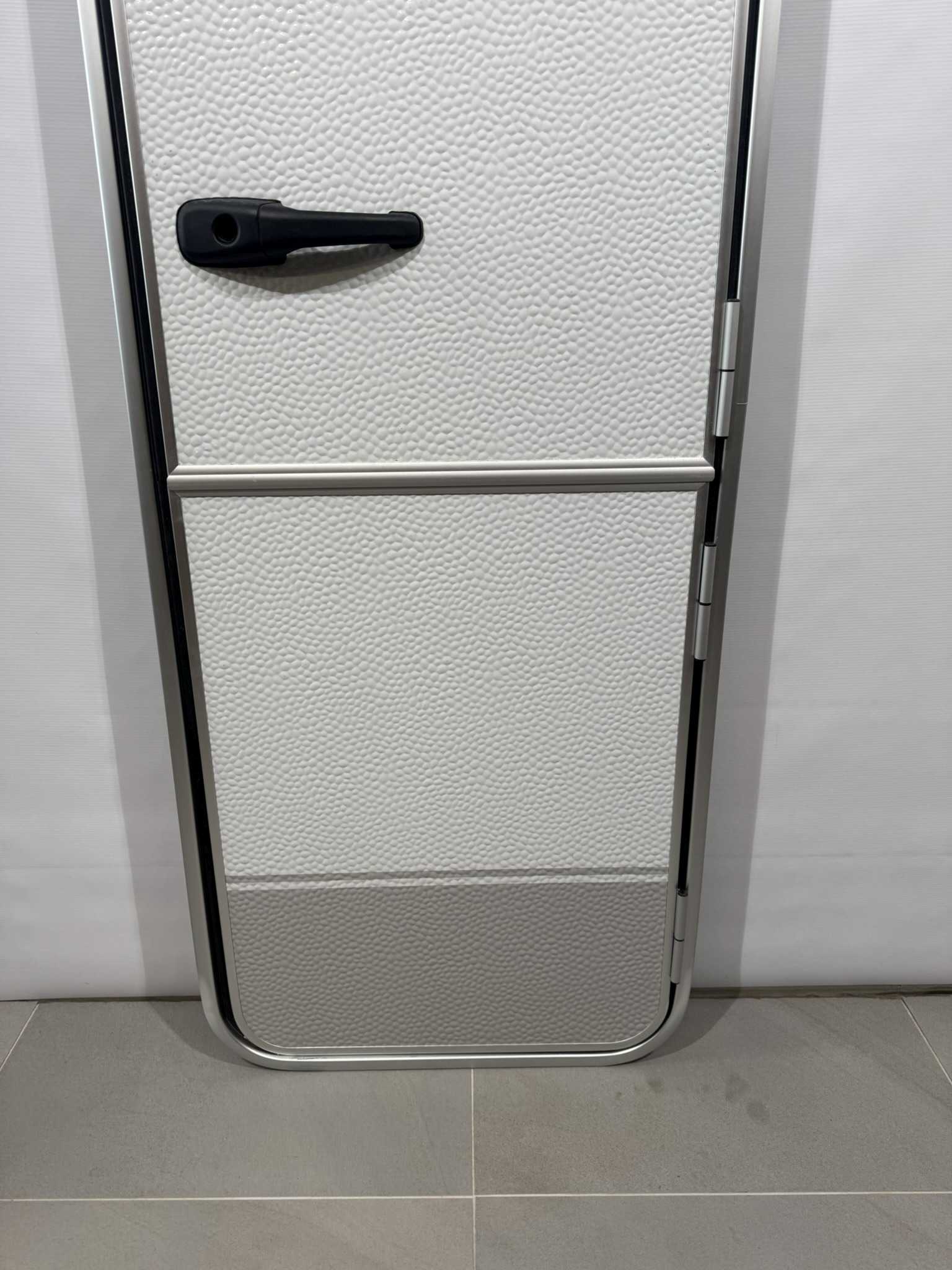 Hymer Aufbautür 2-teilig Hammerschlag 1740x580mm – Bild 4