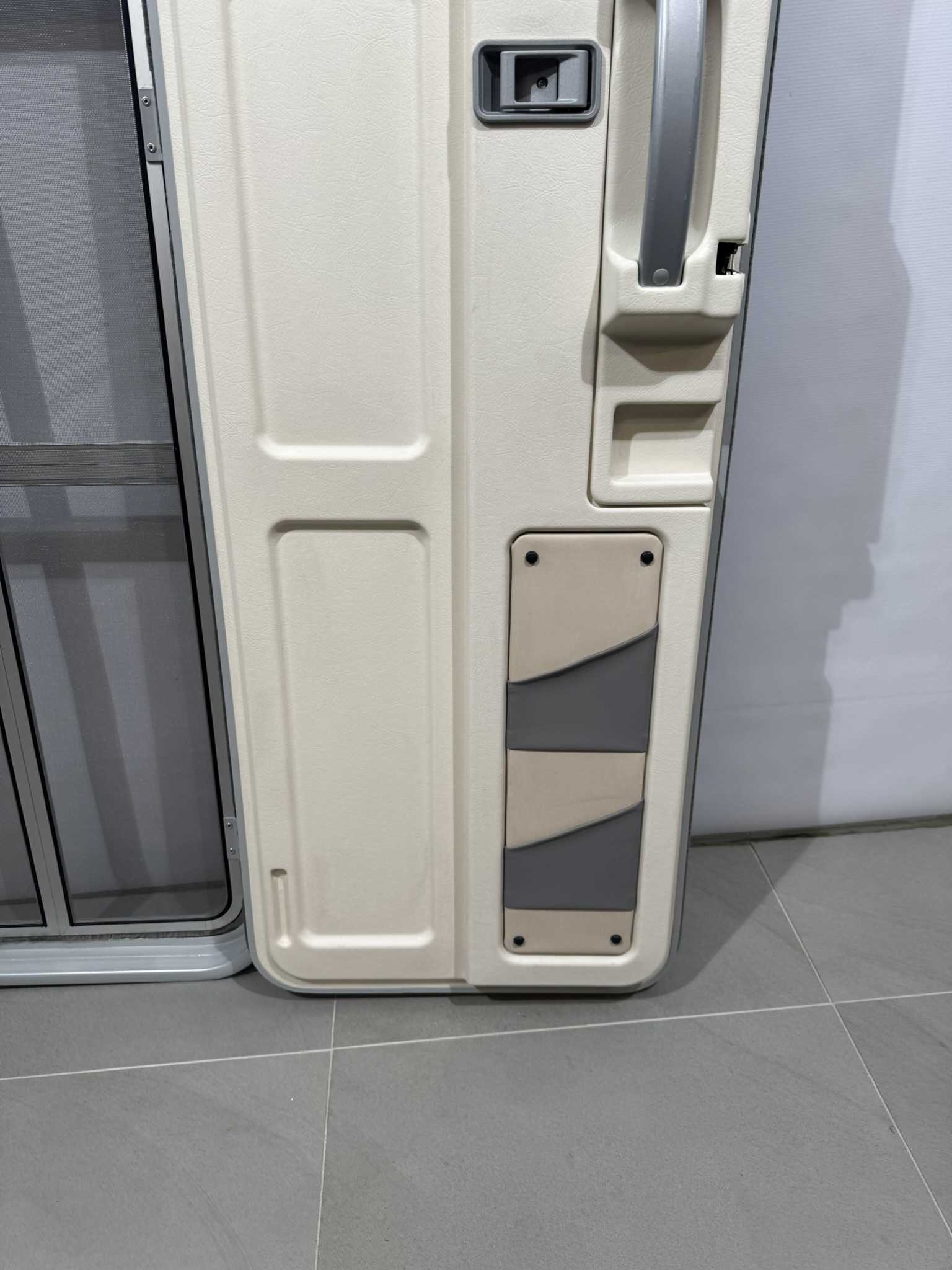 Hymer Aufbautür grau/silber mit Fliegengitter 1731x545mm – Bild 11