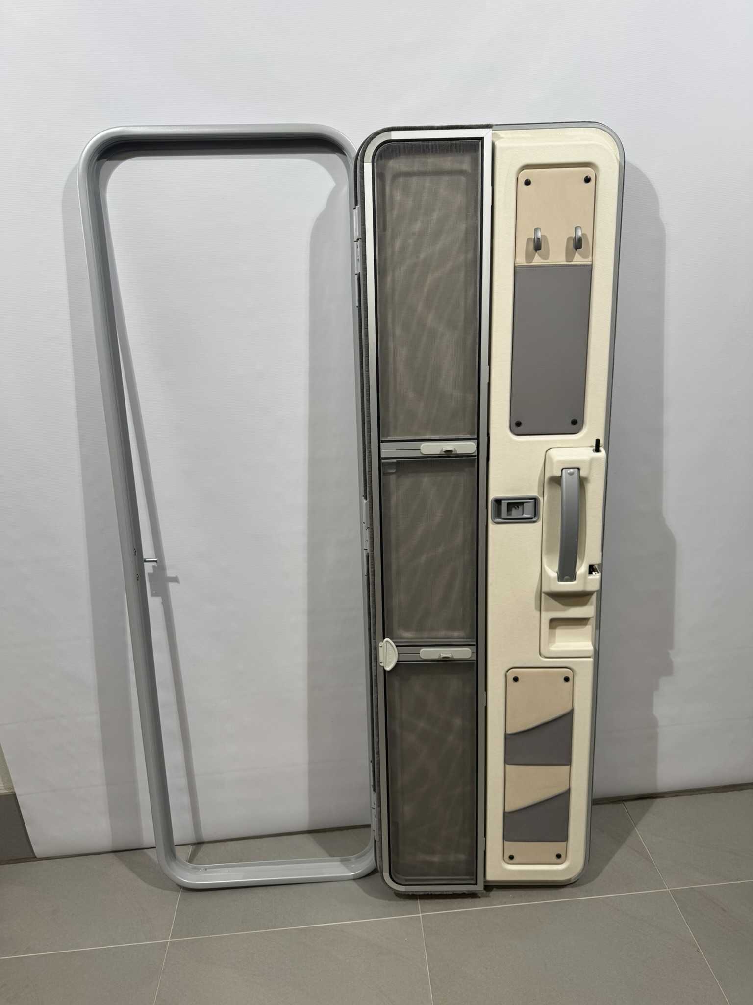 Hymer Aufbautür grau/silber mit Fliegengitter 1731x545mm – Bild 15