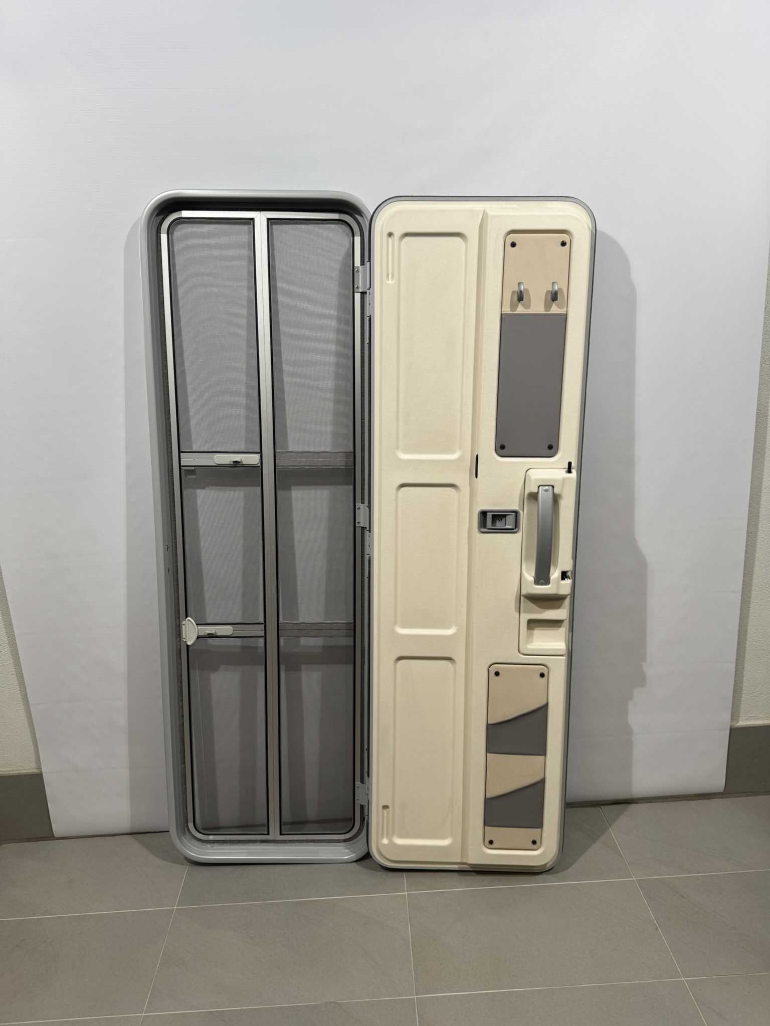 Hymer Aufbautür grau/silber mit Fliegengitter 1731x545mm – Bild 6