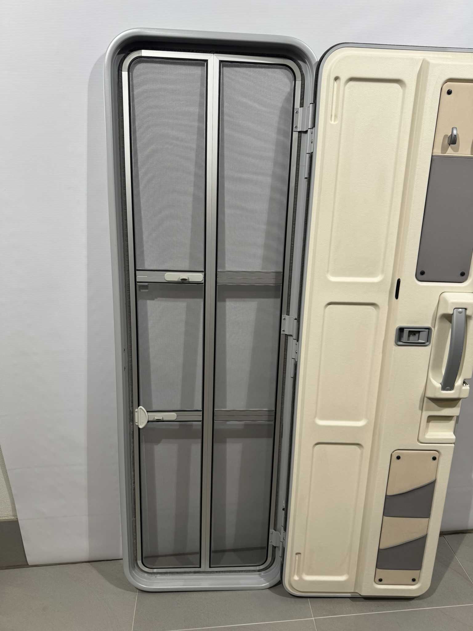 Hymer Aufbautür grau/silber mit Fliegengitter 1731x545mm – Bild 8