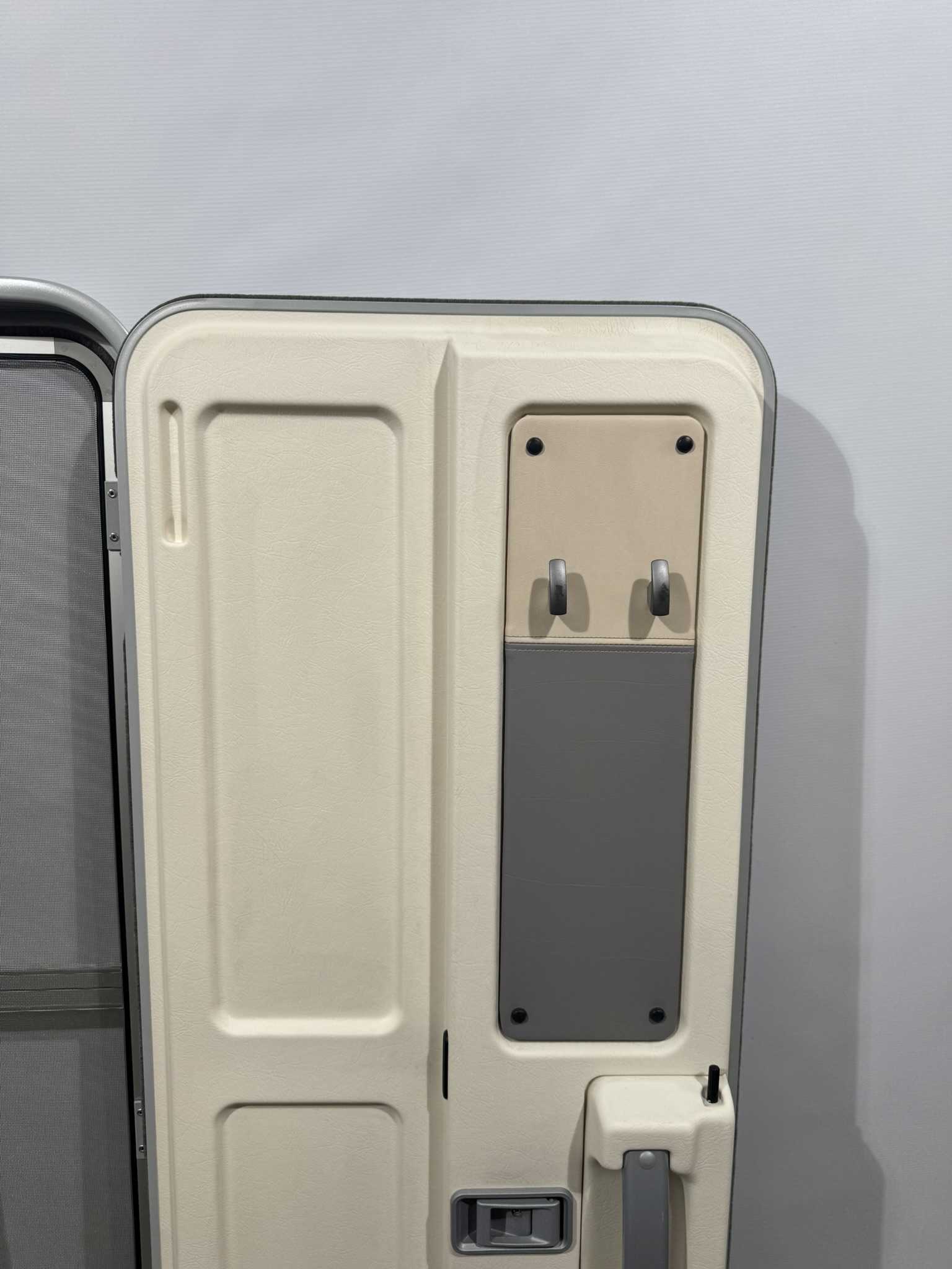 Hymer Aufbautür grau/silber mit Fliegengitter 1731x545mm – Bild 9