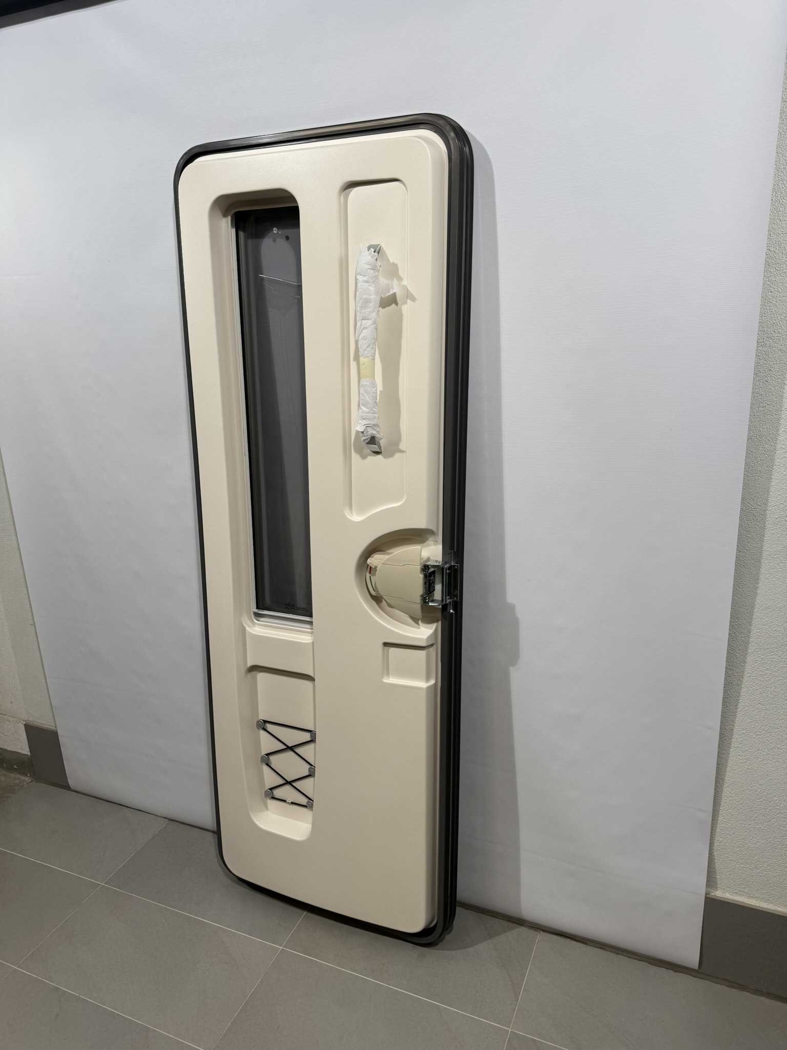 Hymer Aufbautür champagner 1920x700mm mit Fenster – Bild 9