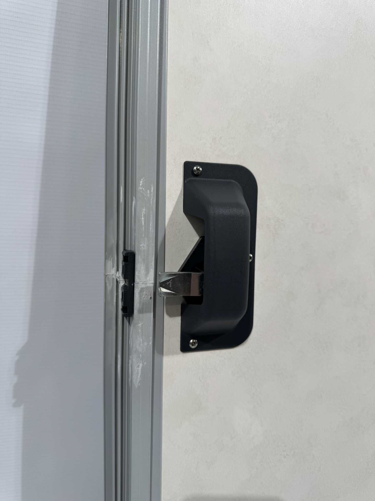 Serviceklappe / Stauraumklappe Wohnwagen / Wohnmobil 885x480mm weiß/grau – Bild 9
