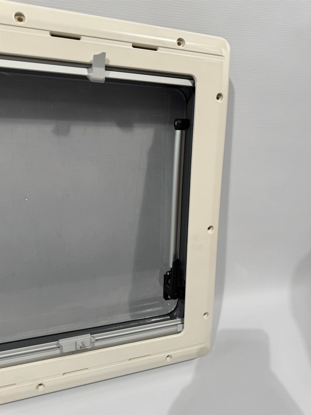 Seitz S4 Ausstellfenster 900x500mm grau – Bild 9