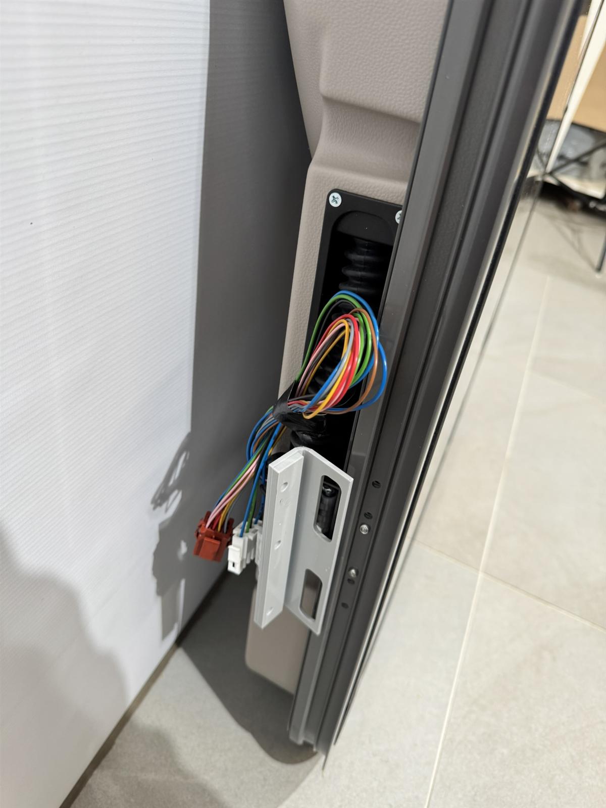 Hymer Fahrerhaustür 700x1665mm mit Fenster – Bild 9