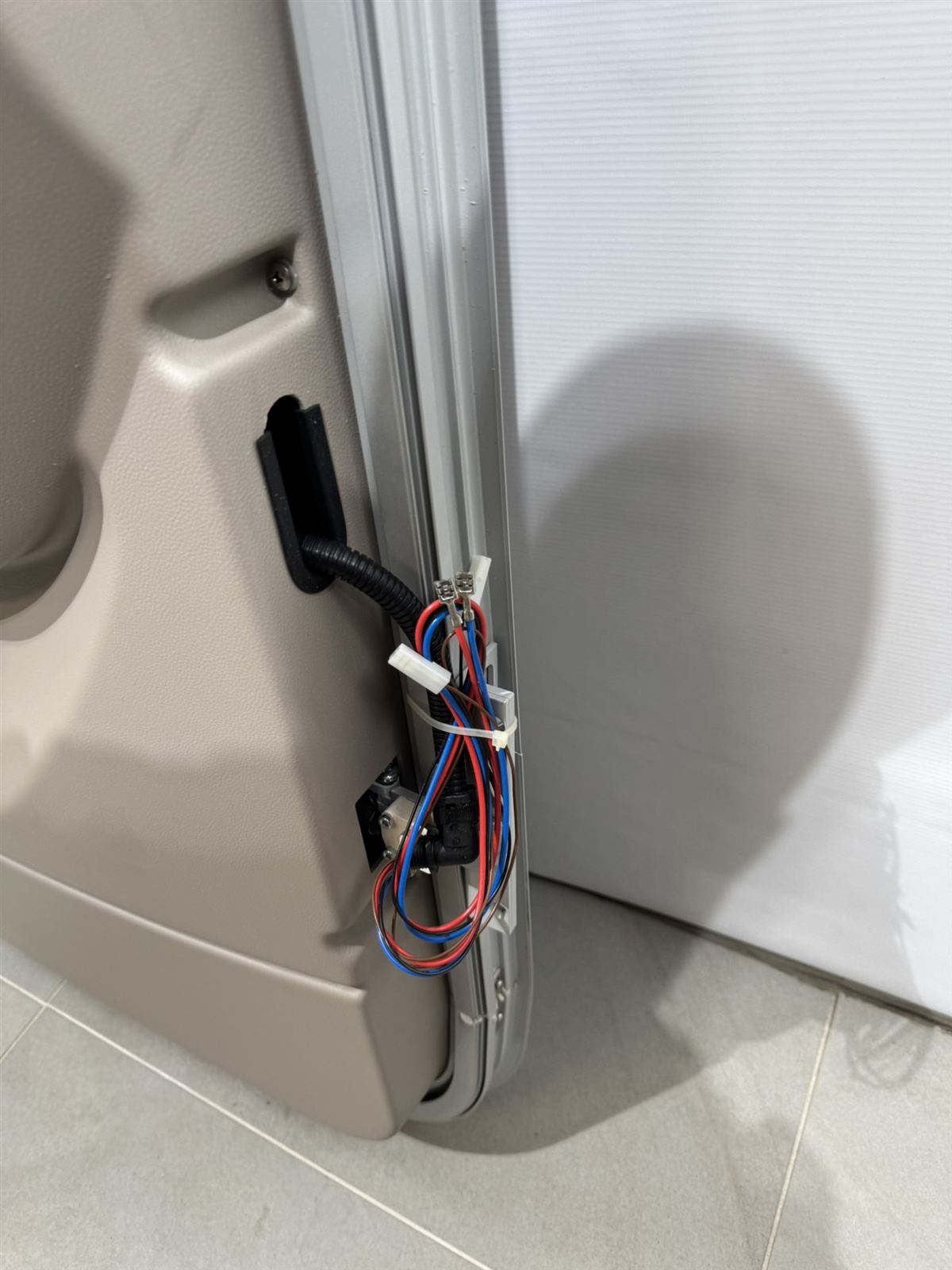 Hymer Fahrerhaustür 700x1724mm mit Fenster – Bild 13