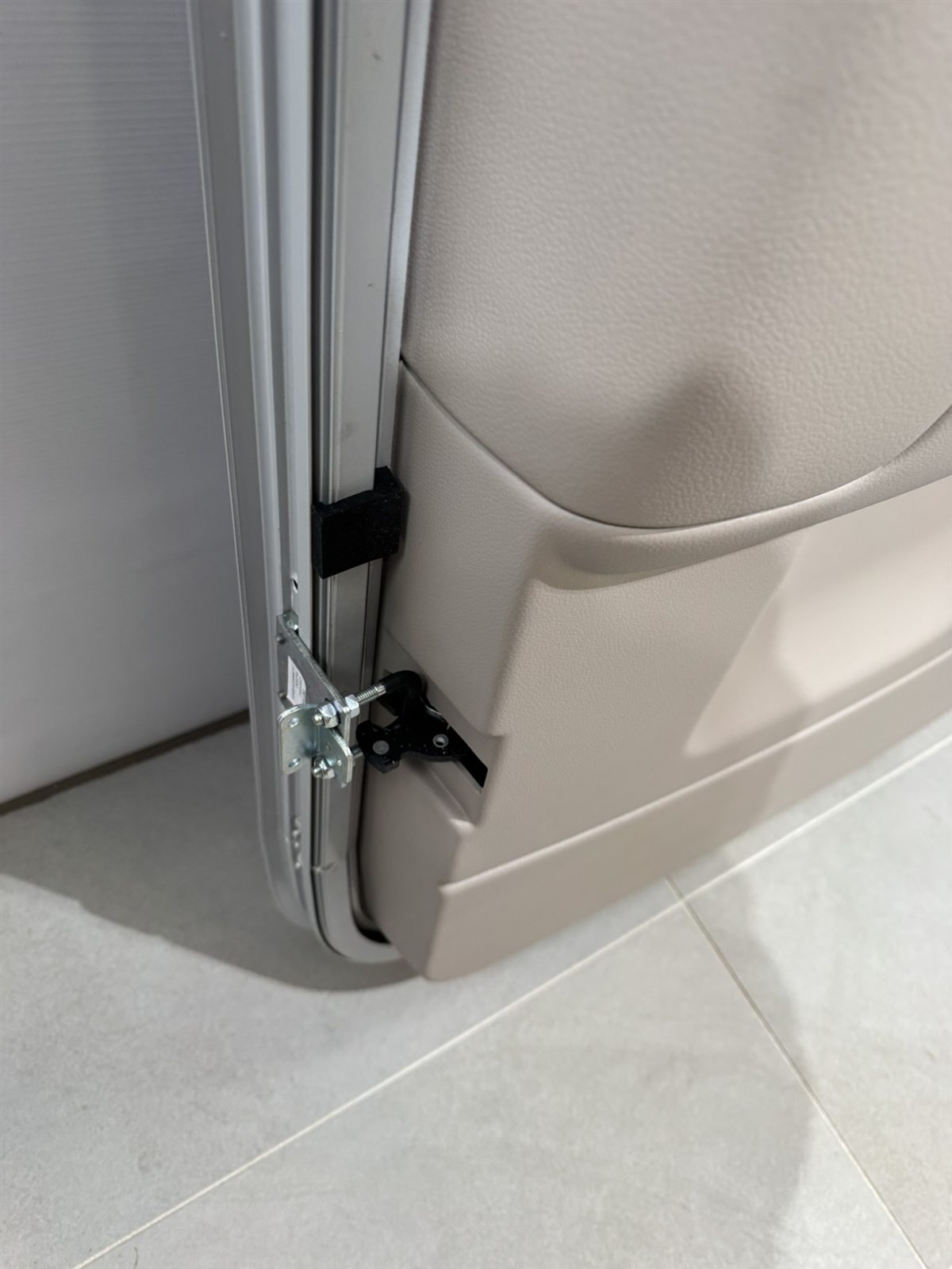 Hymer Fahrerhaustür 700x1724mm mit Fenster – Bild 16