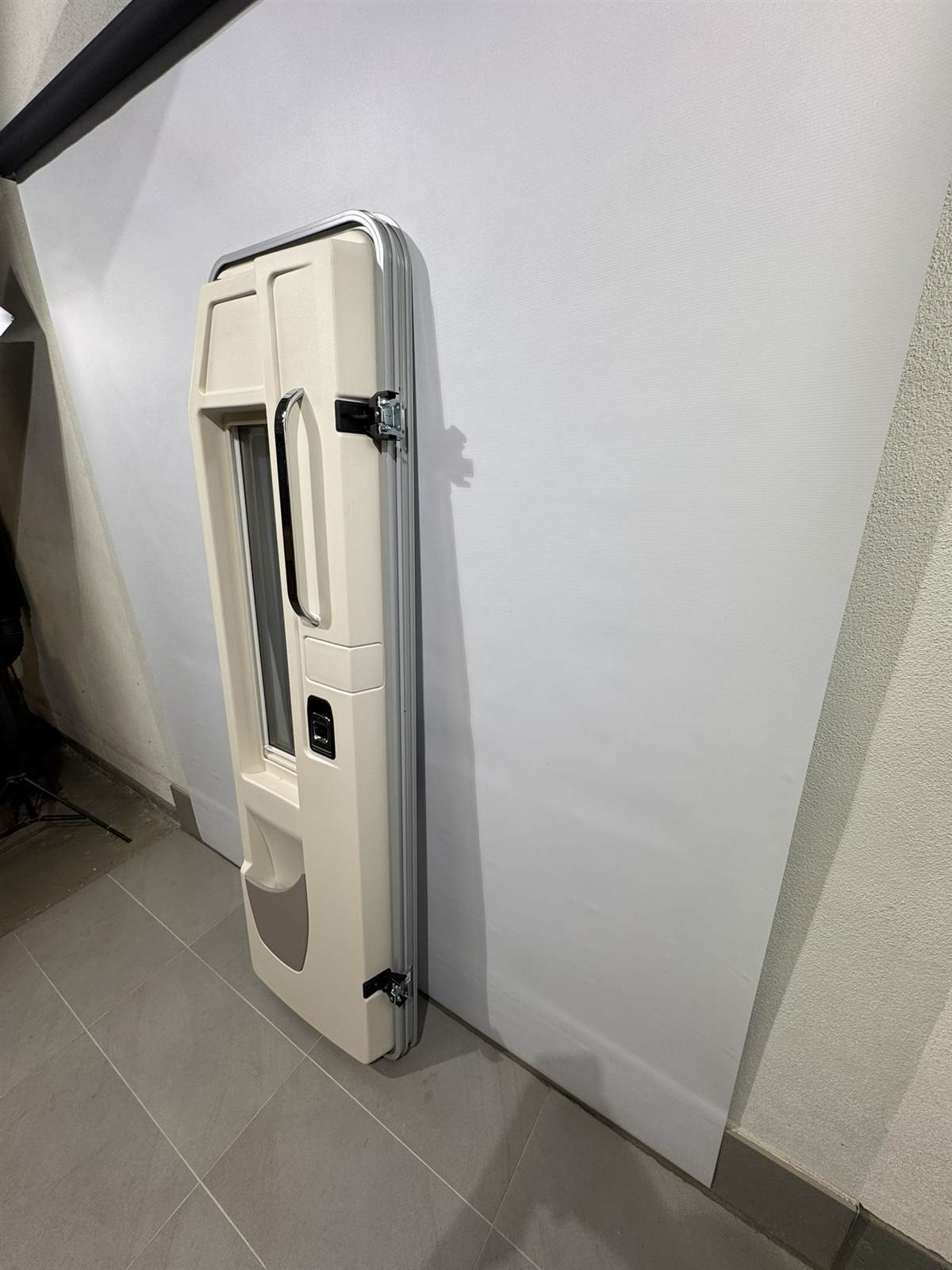 Hymer Aufbautür 600x1920mm weiß – Bild 18