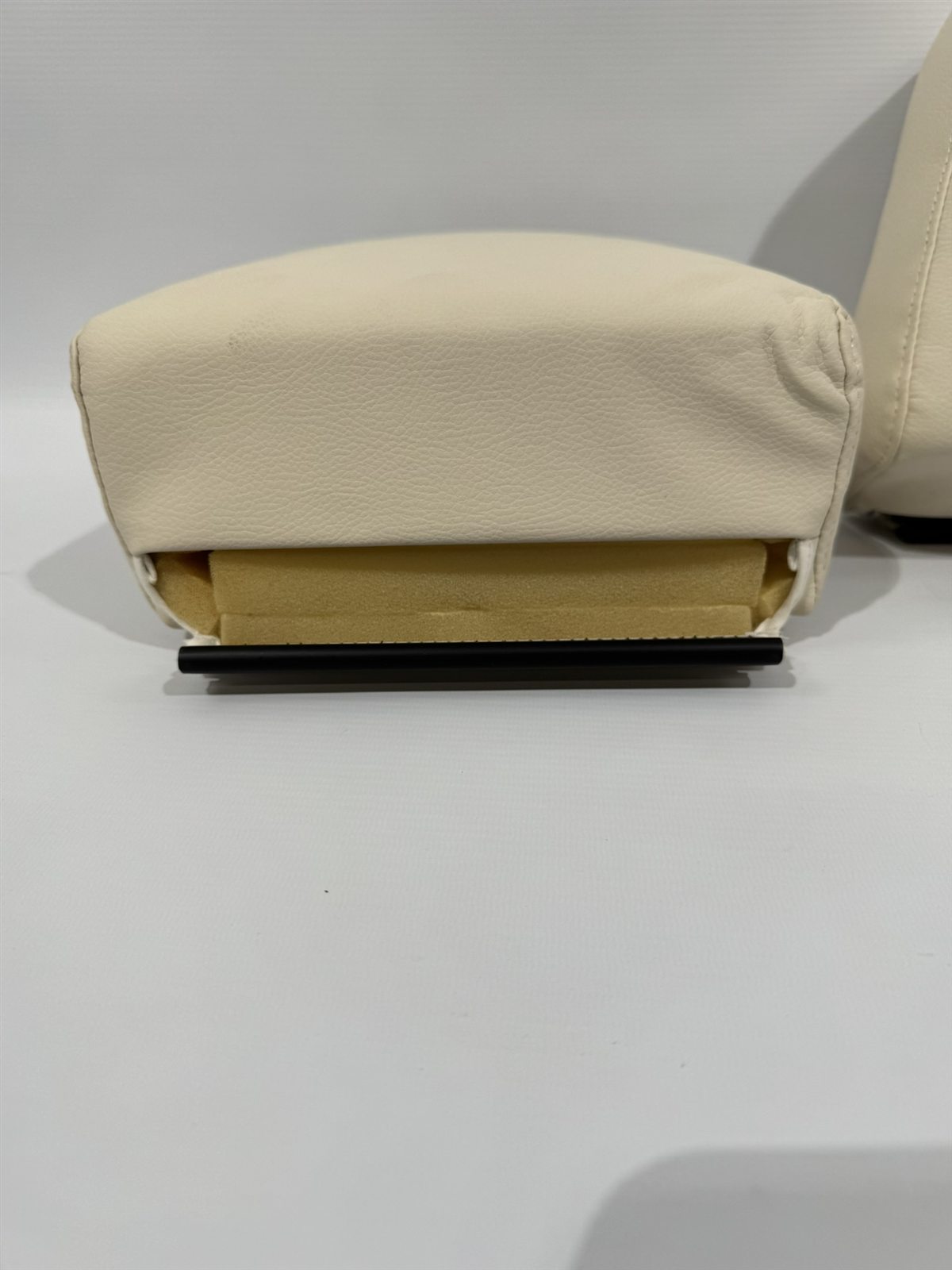 Eura Mobil Kopfstützen Hülle Echtleder beige 2er Set – Bild 5